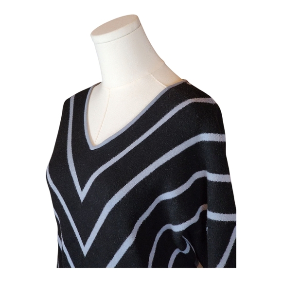 T Tahari Black Chevron V-Neck Sweater Light Blue Trim Soft Stretch Knit Chic L - Picture 5 of 7